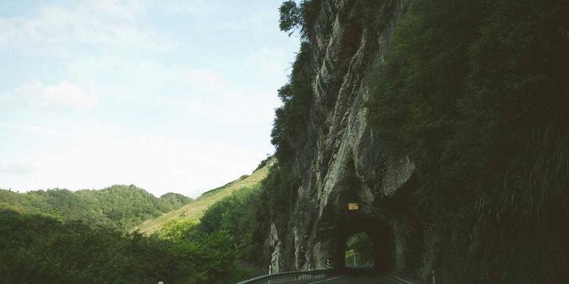 从集中控制到云端协同：工业自动化软件架构的演进之路与未来挑战